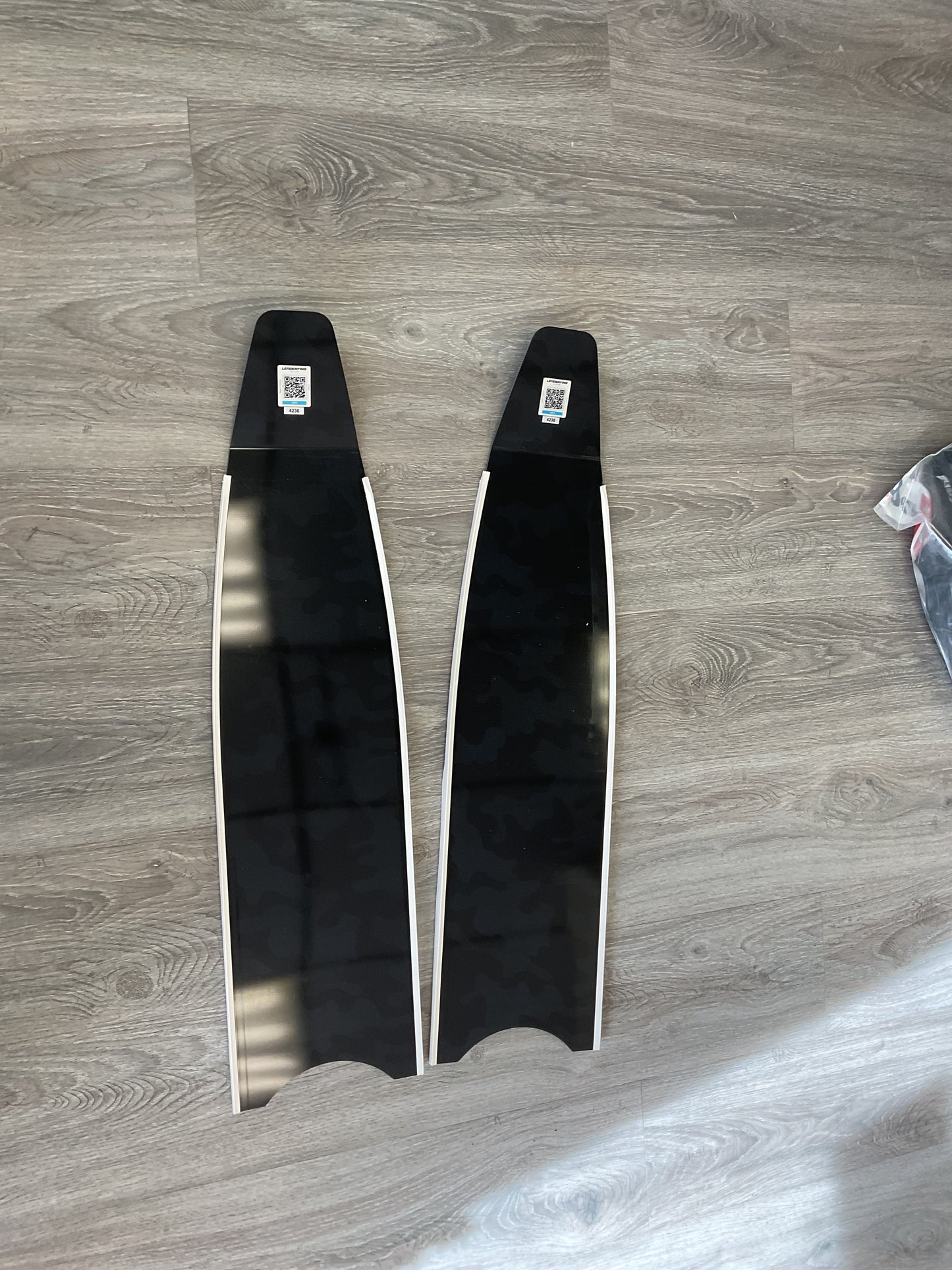LEADER FINS BLACK CAMO BLADE ONLY WIHTE WATER RAIL WITHOUT LOGO, IN PAIRS